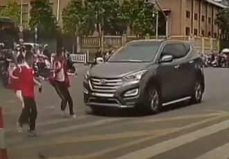 Speeding car crashed group of children's crossing street 