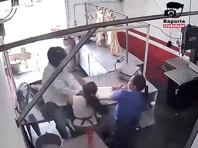 Two women stab a thief 