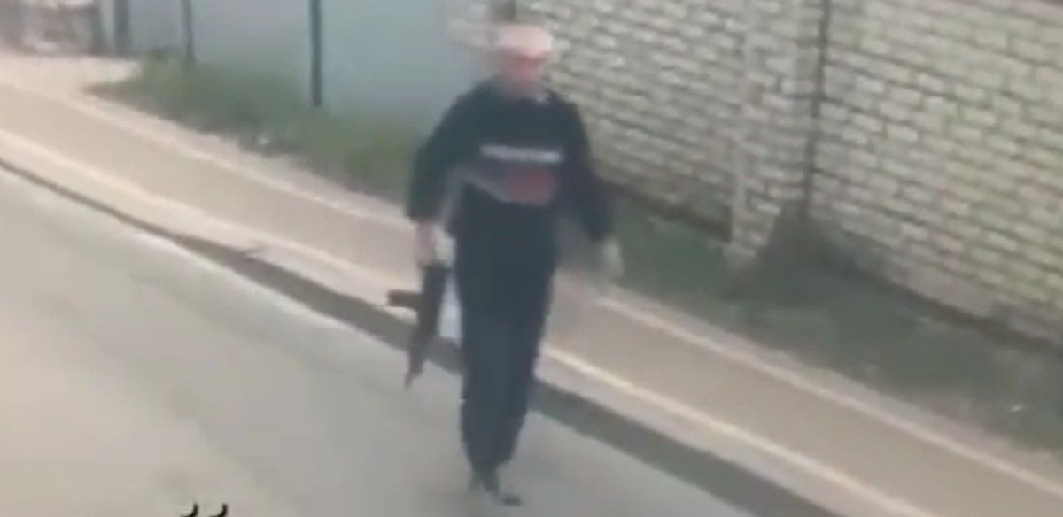 Weapons dealer murdered by client. 