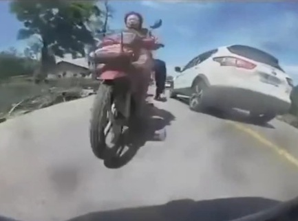 Deadly collision between female motorcyclist and speeding car 