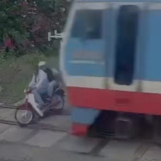 Two Killed After Train Hits Motorbike at Phu Yen Railway Crossing
