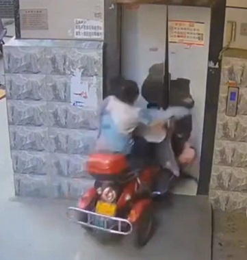Elderly Woman Crashes Through Elevator Door On Electric Tricycle And Falls (Suffered Multiple Fractures)