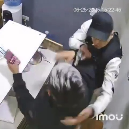 Armed Robbery at Currency Exchange Shop Goes Wrong