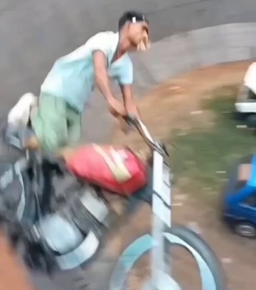 Accident While Riding a Bike In A Well Of Death In Maharajganj