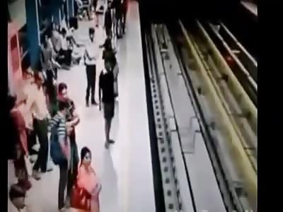 Man jumps in front of train at Saki Naka