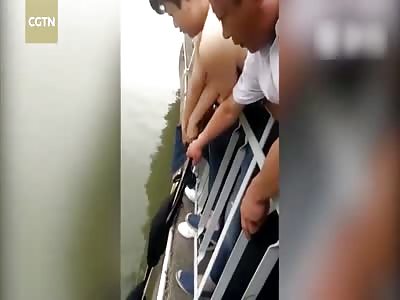 Tourists rescue girl from river using makeshift rope of clothes