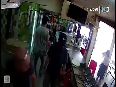 he don't like the pizza so he stab the costumer