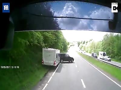 Caravan dangerously sways and blocks dual carriageway