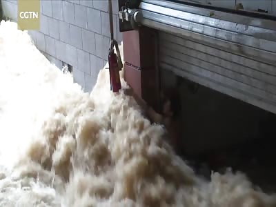 Man narrowly escapes rising floodwaters in south China