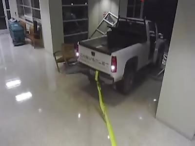 Idiot thieves' attempt at stealing an ATM is an epic fail 