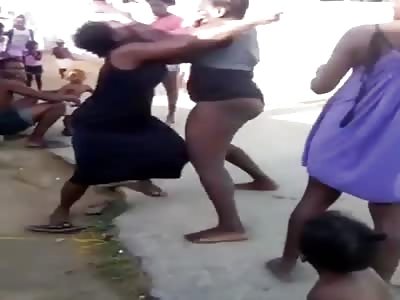 Nigerian women fight in the gutter