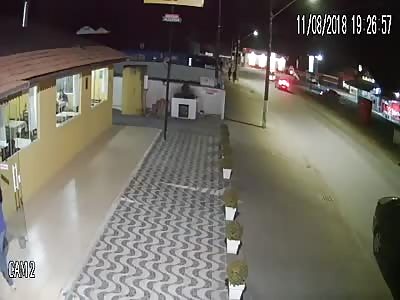 woman dies crushed between two cars