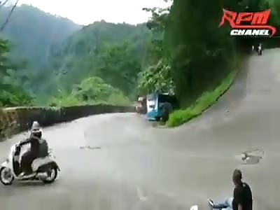 driver jump from moving bus leaving all passenger inside 