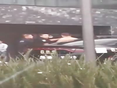 criminal run out from police car