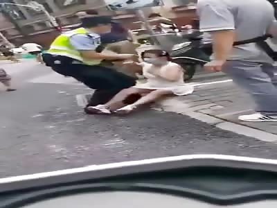 Chinese abusive police arrest woman for not wearing helmet 