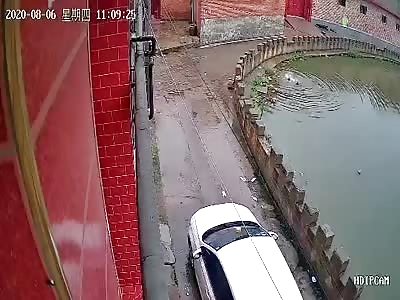 Two little sisters miraculously saved from drowning 