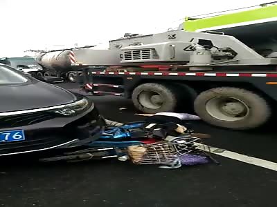 Chinese man killed in accident between motorcycle and big truck 