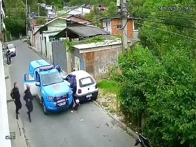 Motorcycle thief arrested by police gets hard beating.