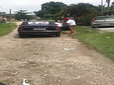 Brazilian woman gets hard beating in the street. 