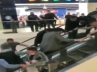 Incredible teamwork in Russia to free a little girl who caught her han