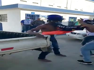 Stupid thief gets brutal beating from angry people 