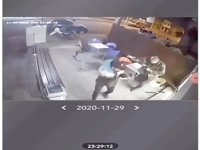 Man shoot sicarios befor founding him andhis mate keep eating icecream