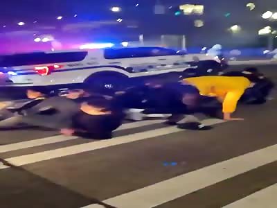 Police in Washington use an SUV to run over a crowd of pedestrians 