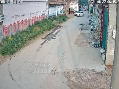 Stupid Chinese female driver tries to crush her boyfriend after argument.