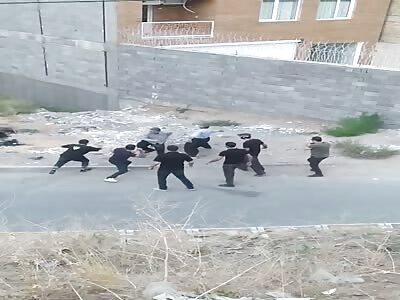 Police agent trapped by protesters gets had beating and stoned