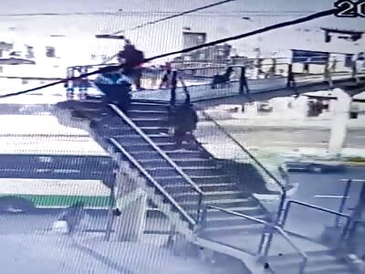 criminal attacked an airport employee to steal his mobile phone.