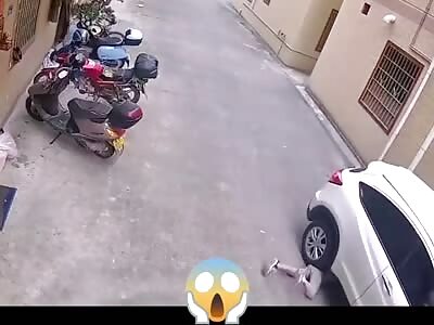 Little Chinese boy crashed under speeding car miraculously survive 