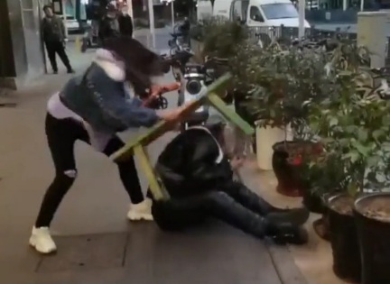 Brave Chinese girl savagely beat pervert 