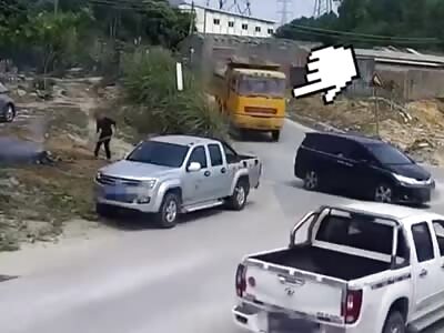 Escape from the truck crash but buried alive ander his sand load 