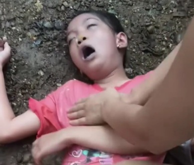 VIETNAMESE Swimmer's SAVING THE LIFE OF A DROWNING GIRL