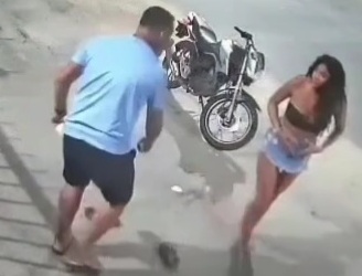 Lunatic Jealous BF Savagely Beats his Girlfriend 