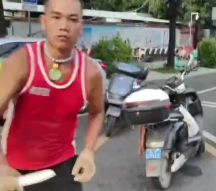 Lunatic Chinese man randomly stabbings 