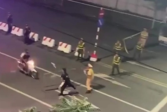 《UNBELIEVABLE 》Vietnamese method to arrest speeding Motorcyclist 