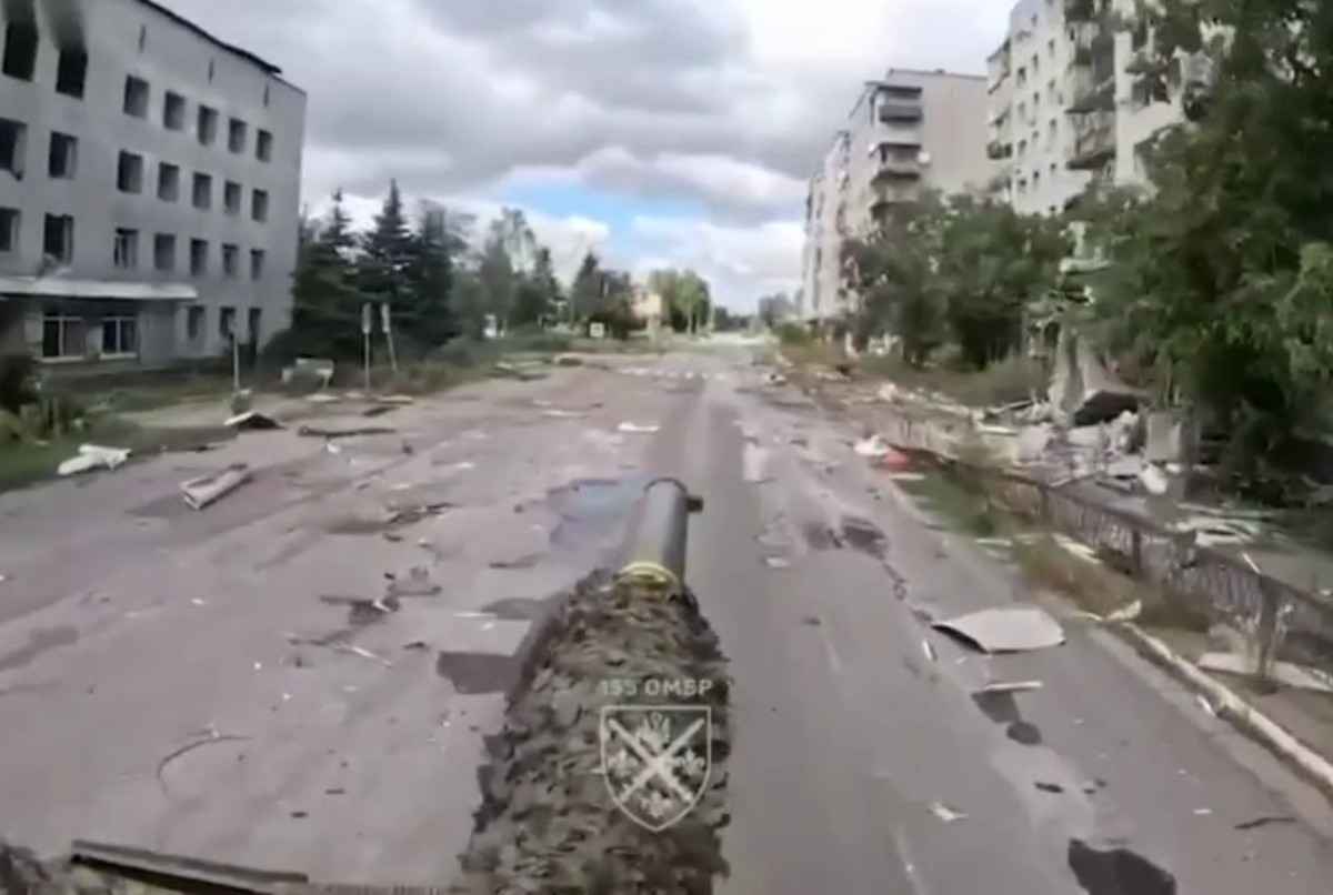 Leopard 2A4 tank is destroyed while filming propaganda. 