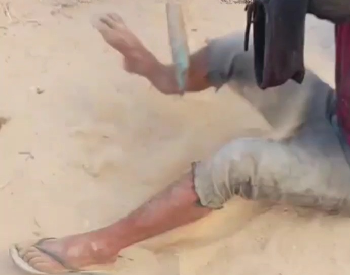 Palestinian spying for mossad captured and gets his leg broken 