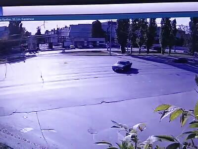 A car speeding through a red light at an intersection decimates and ki