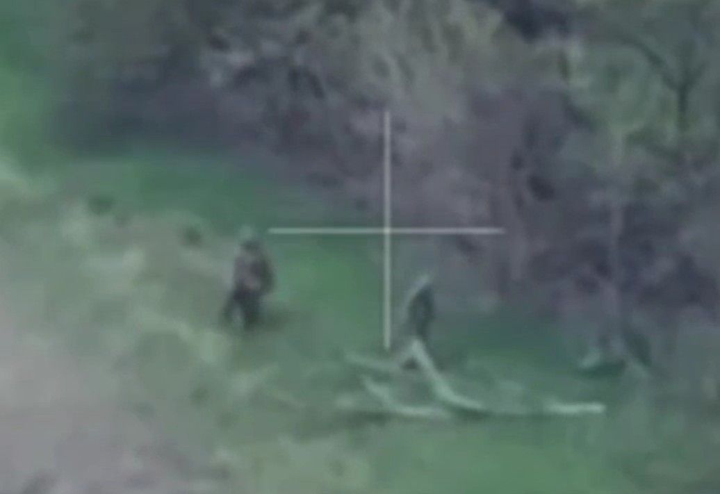 Ukrat steps on a mine and is abandoned by his friend. 