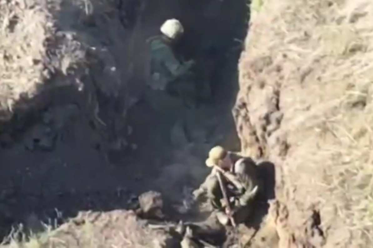 2 Russians clear a Ukrainian trench (No prisoners)