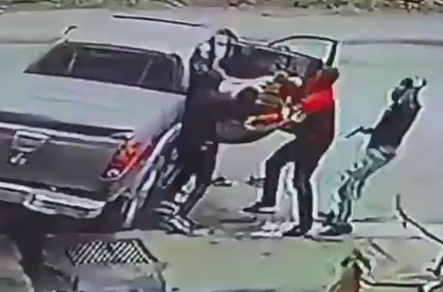 Tough Man Fights Entire Gang Of Kidnappers, WINS!