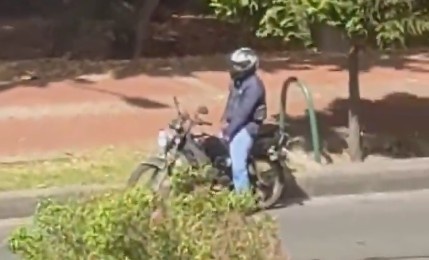 Serial Broad Daylight Wanker Caught On Camera