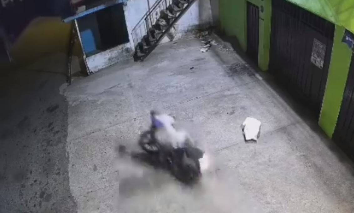 Motorcyclist Breaks His Neck After Losing Control