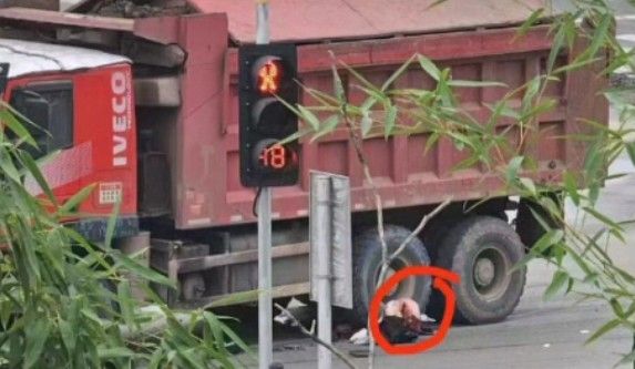 Biker Rides in front of the truck's blind spot, and gets smushed