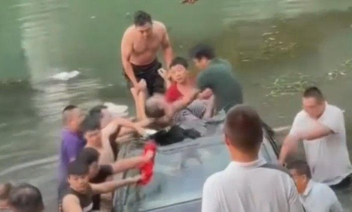 Tesla Driver Falls Into The River, Drowns