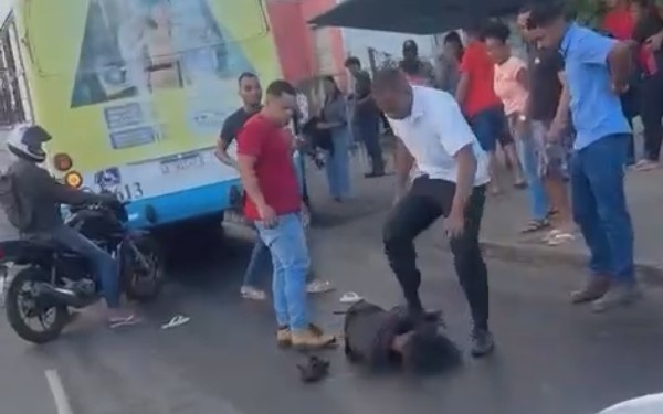 Pickpocket Gets Jumped By The Bus Passengers