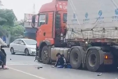 Last Moments Of Life Of A Moped Rider Crushed By Truck