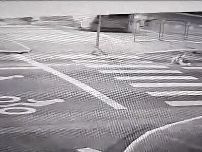 MAN DIES WHEN CROSSING THE STREET